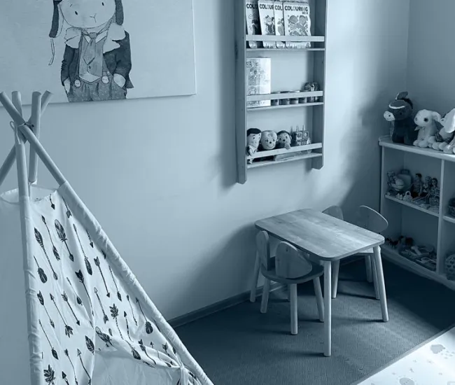 Çocuklar için oyun terapisi odasından bir görünüm